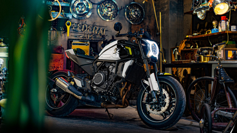 Χυτές ζάντες και ελαστικά της Maxxis για καλό κράτημα και αίσθηση.