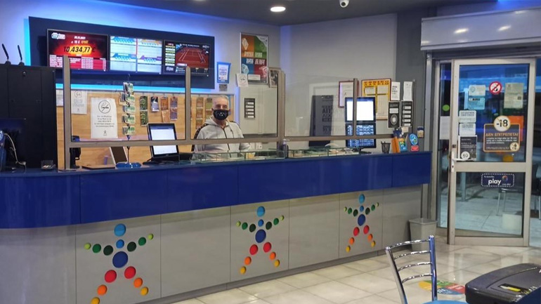 Ο κ. Σάκης Δεμερτζής, ιδιοκτήτης καταστήματος ΟΠΑΠ στη Σαλαμίνα   