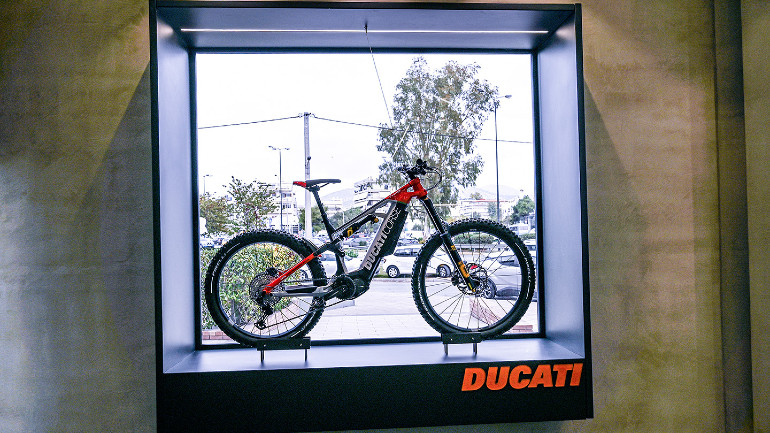 Σε πρώτο πλάνο τα ποδήλατα της Ducati.