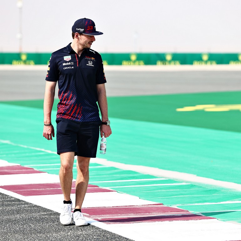 Ο Ολλανδός κάνει μια βόλτα στην πίστα.Έτσι τη μελετάει καλύτερα