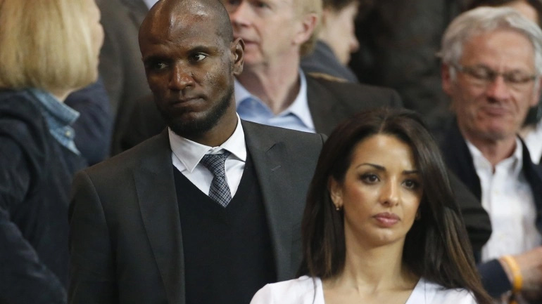 Ερίκ Αμπιντάλ: Η σύζυγός του ζήτησε διαζύγιο μετά τις αποκαλύψεις για την επίθεση στην Κέιρα Χαμραουί