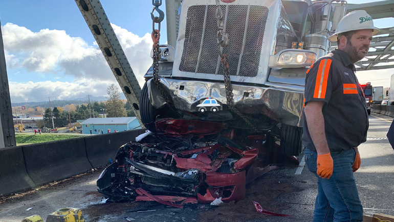 Πώς γίνεται να επιζήσεις από ένα τέτοιο τροχαίο;