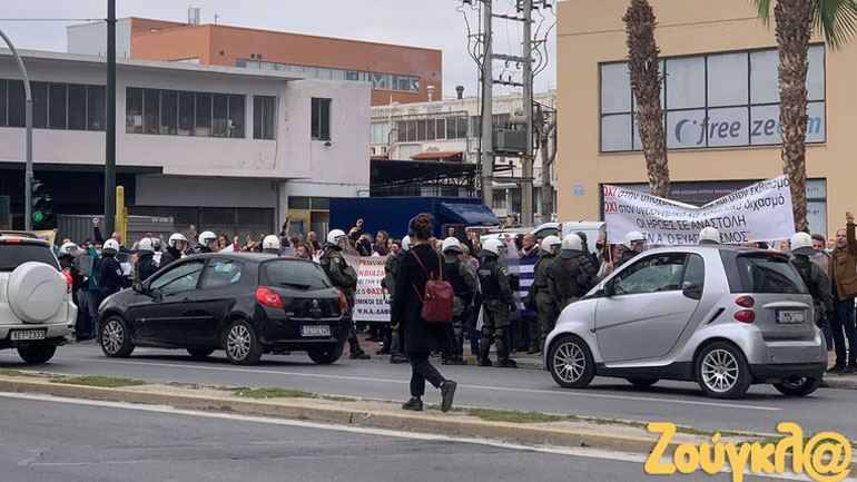 Συγκέντρωση διαμαρτυρίας από υγειονομικούς στα γραφεία της ΝΔ στο Μοσχάτο