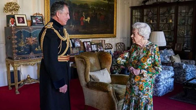 Η πρώτη δημόσια εμφάνιση της βασίλισσας Ελισάβετ μετά την περιπέτεια της υγείας της