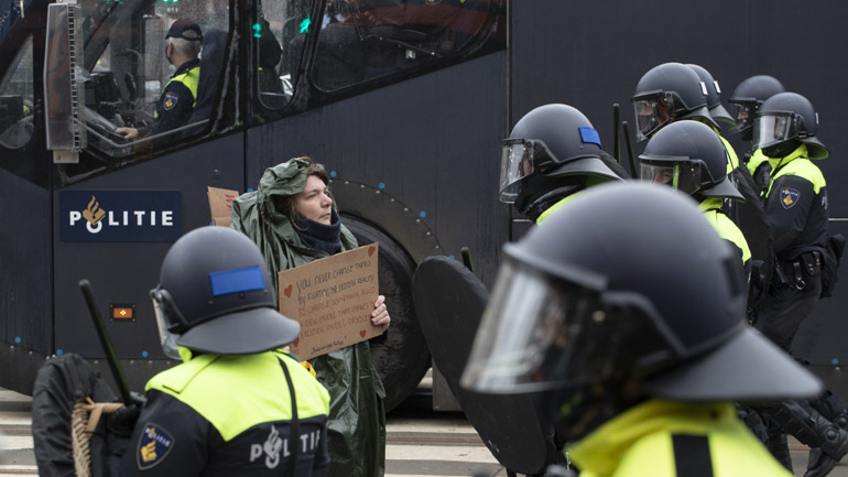 Ολλανδία: Δύο τραυματίες σε διαδήλωση κατά των περιορισμών στο Ρότερνταμ