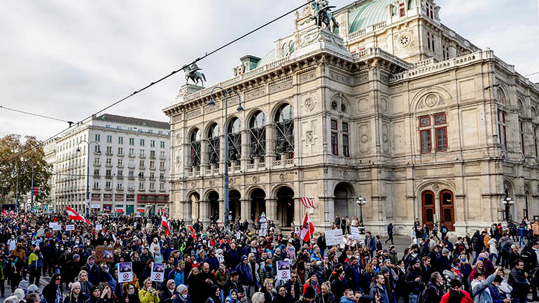 Αυστρία: Χιλιάδες διαδηλώνουν κατά του νέου lockdown και του υποχρεωτικού εμβολιασμού