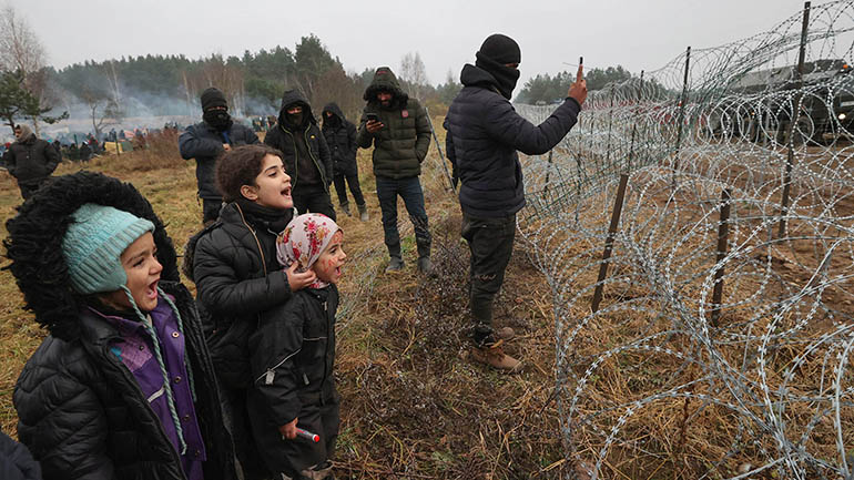 Βαρσοβία: Μειώθηκαν, αλλά συνεχίζονται, οι απόπειρες μεταναστών να περάσουν τα σύνορα στη Λευκορωσία