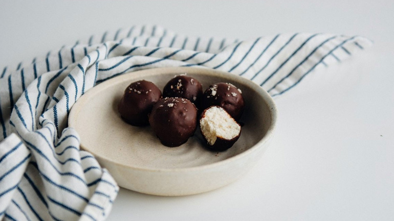 Η συνταγή για τα πιο νόστιμα σοκολατάκια με γέμιση καρύδας