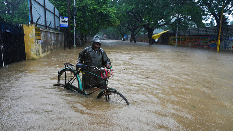 Τουλάχιστον 30 νεκροί ή αγνοούμενοι από τις πλημμύρες στην Ινδία