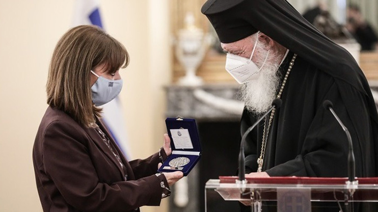 Η ΠτΔ παρέλαβε από τον Αρχιεπίσκοπο Ιερώνυμο δέκα τόμους για την Τουρκοκρατία και την Ελληνική Επανάσταση