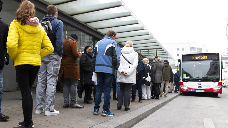 Έρευνα: H χρήση μάσκας στα ΜΜΜ μειώνει δραστικά την έκθεση στον κορωνοϊό