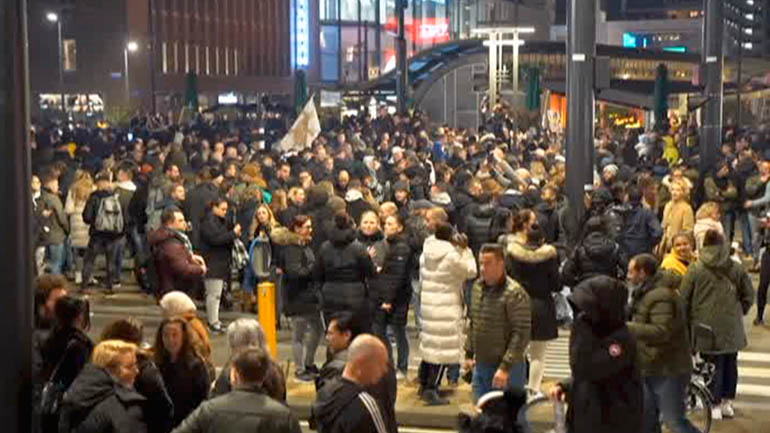 Ολλανδία: Πέντε αστυνομικοί τραυματίστηκαν και δεκάδες πολίτες συνελήφθησαν σε διαδηλώσεις