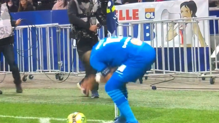 Διακοπή στο ντέρμπι Λιόν-Μαρσέιγ – Ο Παγέ δέχθηκε μπουκάλι στο κεφάλι!