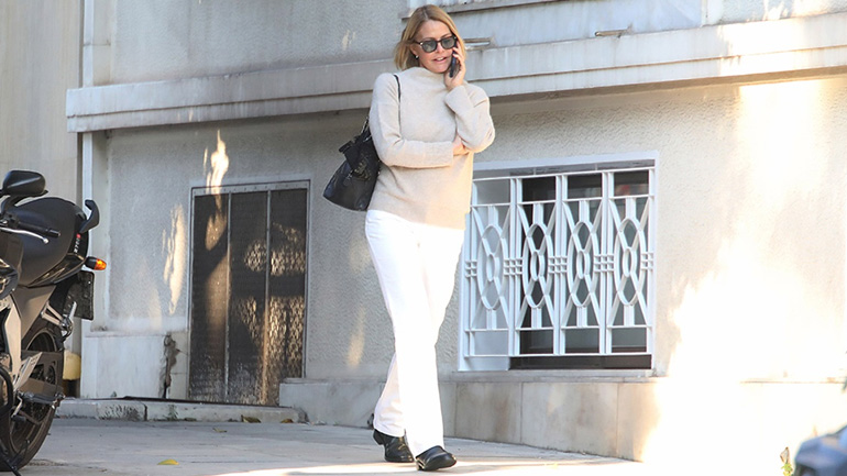 H Τζένη Μπαλατσινού μας δείχνει πώς να φορέσουμε το λευκό το χειμώνα