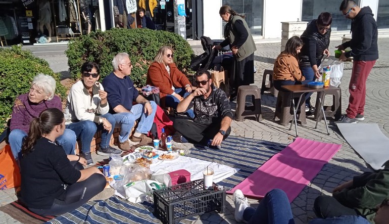 Μη εμβολιασμένοι πολίτες έκαναν πικ-νικ στην κεντρική πλατεία Κομοτηνής