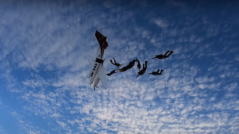 Aεροπλάνο σταματά κατά τη διάρκεια μιας πτήσης με αλεξιπτωτιστές