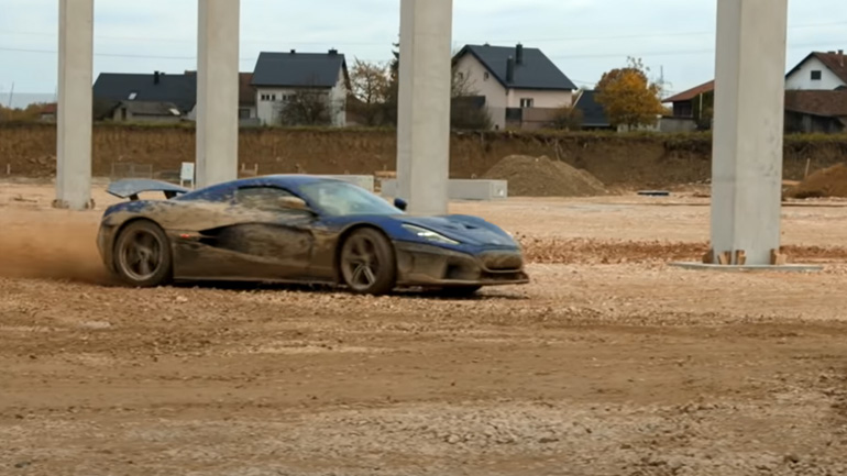 Πώς είναι να «οργώνεις» στο χώμα με ένα hypercar 1.910 ίππων;