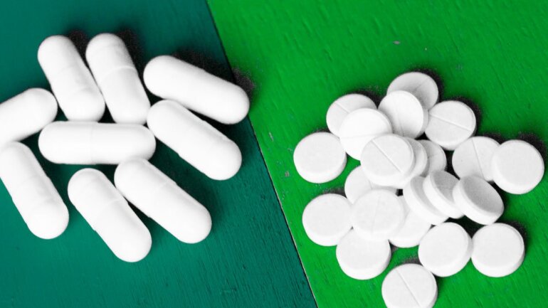 Merck έναντι Pfizer: Πώς λειτουργούν τα δύο νέα αντιιικά φάρμακα για την COVID