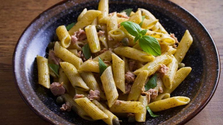 Ζυμαρικά με τόνο και σάλτσα πέστο