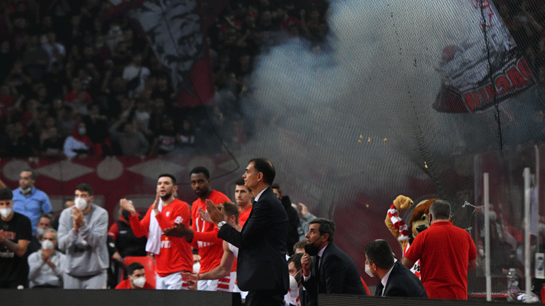 Η αστυνομία καταγγέλλει επίθεση με μαχαίρια στη φυσούνα του ΣΕΦ