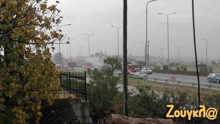 Θεσσαλονίκη: Φωτιά σε βανάκι με εννέα επιβάτες