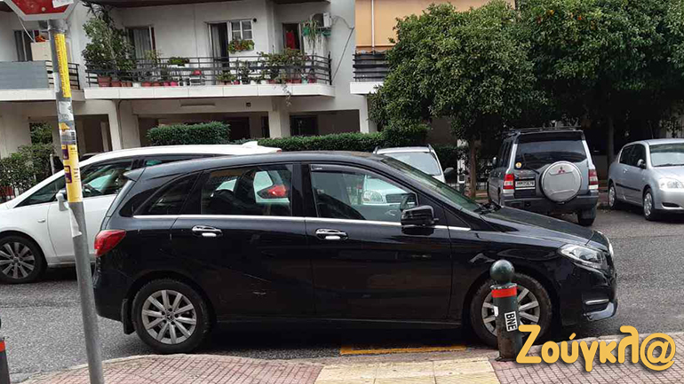 Πάρκαρε σε ράμπα ΑμεΑ στον σταθμό του μετρό «Σεπόλια»