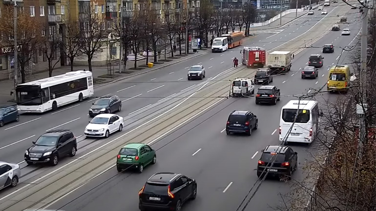 Πυροσβέστες βοηθούν μια γιαγιά να διασχίσει μια λεωφόρο