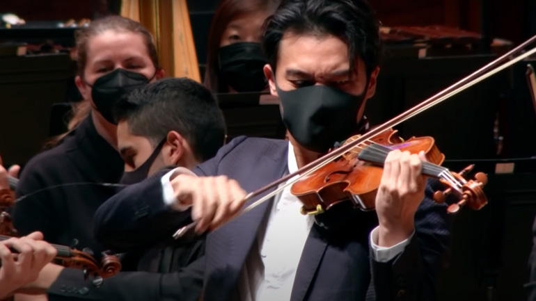 Σολίστ σπάει μια χορδή από το βιολί του