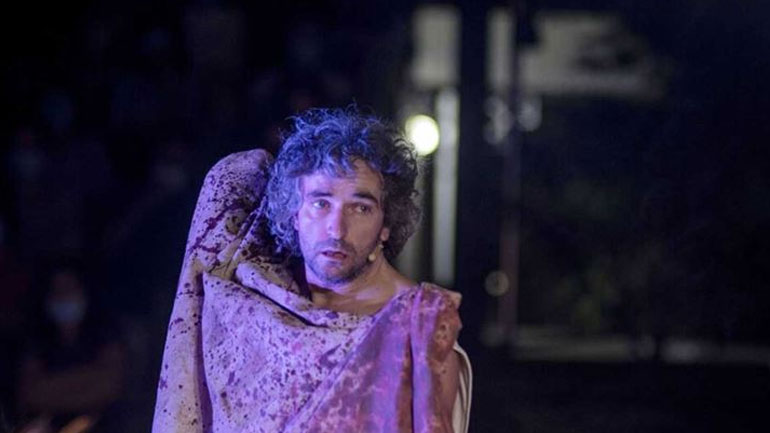 Άρης Σερβετάλης: Αποχώρησε από την παράσταση «Ρινόκερος» αρνούμενος να παίζει μόνο για εμβολιασμένους!