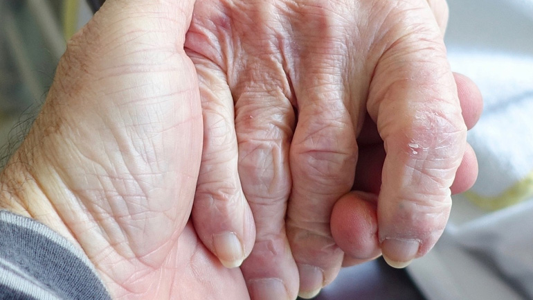 «Ξεσκονίστε, σκουπίστε, σφουγγαρίστε»: Οι δουλειές του νοικοκυριού κάνουν καλό στην υγεία των ηλικιωμένων