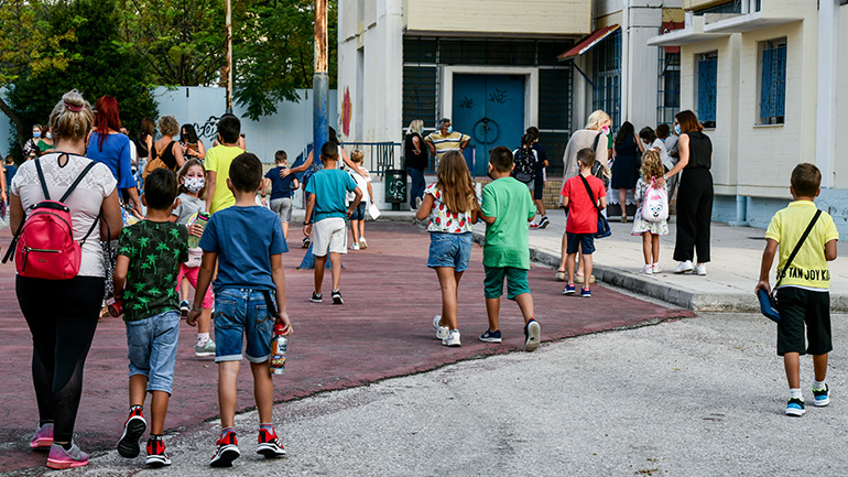 Φασιστική συμπεριφορά διευθυντή Δημοτικού που προαναγγέλλει αστυνομικούς ελέγχους στα παιδιά