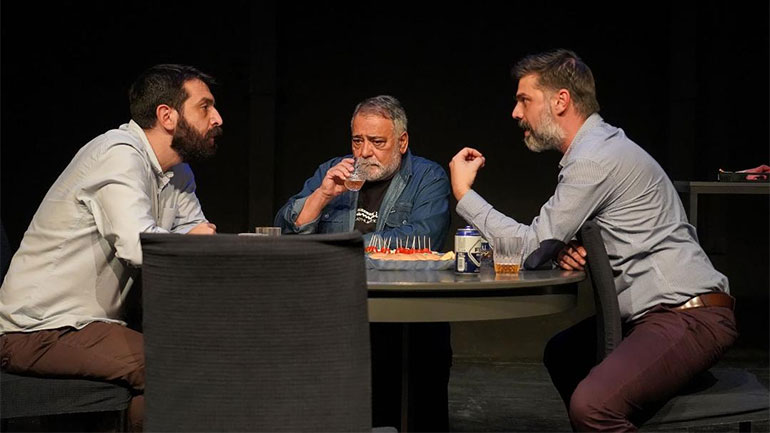 «Το κουδούνι» του Δημήτρη Αλεξίου για 10 ακόμα παραστάσεις στο θέατρο Μεταξουργείο