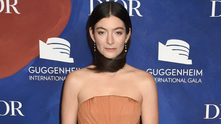 H Lorde έδειξε στο κόκκινο χαλί το ιδανικό χτένισμα για τις κρύες χειμωνιάτικες ημέρες