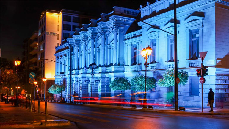 Το ιστορικό κτήριο Τσίλλερ του Εθνικού Θεάτρου ντύθηκε κυανό