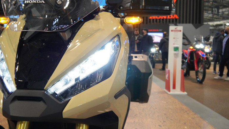 LED φωτιστικά σώματα εμπρός και πίσω με φώτα ημέρας DRL.