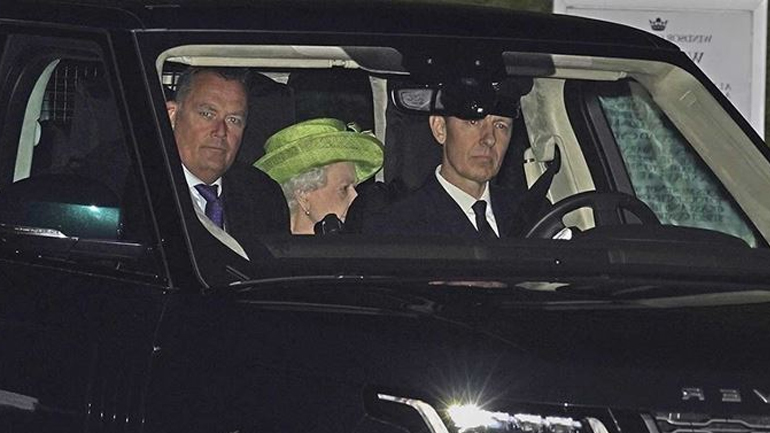 Βασίλισσα Ελισάβετ: Χλωμή και καταβεβλημένη στη βάφτιση των δισεγγόνων της! Βασίλισσα Ελισάβετ: Χλωμή και καταβεβλημένη στη βάφτιση των δισεγγόνων της!