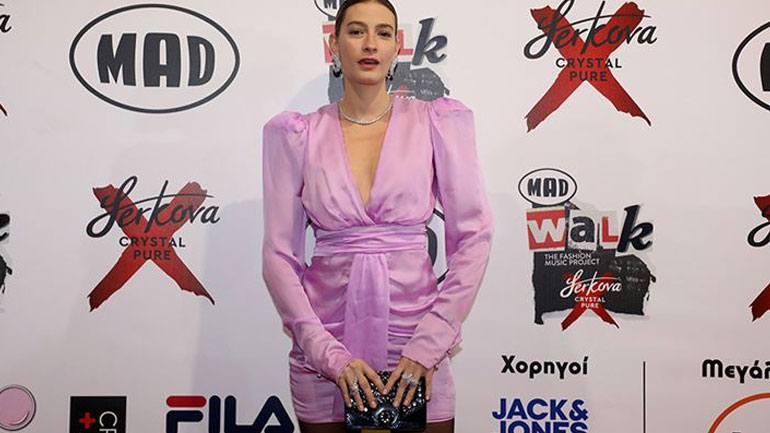 Η Ισμήνη Παπαβλασοπούλου μάς δείχνει πώς να φορέσουμε το ροζ τον χειμώνα