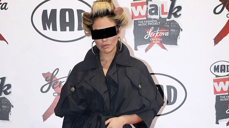 H Κόνι Μεταξά έπαθε Lady Gaga: H εμφάνιση με ρόλεϋ στο κόκκινο χαλί