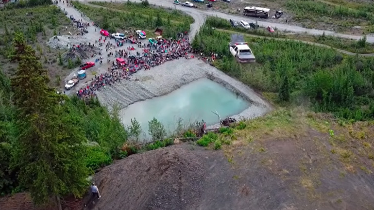 Εθνική Εορτή πετάγματος αυτοκινήτου στον γκρεμό