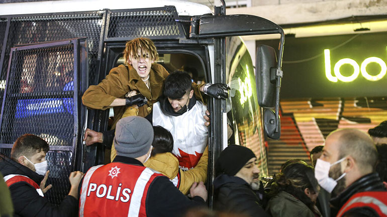 Τριάντα συλλήψεις σε διαδήλωση κατά της ακρίβειας στην Κωνσταντινούπολη