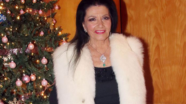 Η Ζωζώ Σαπουντζάκη φόρεσε τη γούνα όπως μόνο αυτή ξέρει Η Ζωζώ Σαπουντζάκη φόρεσε τη γούνα όπως μόνο αυτή ξέρει