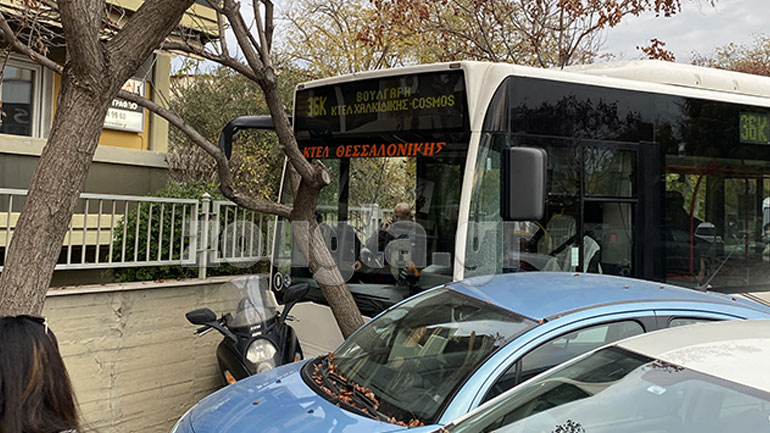 “Τρελή” πορεία λεωφορείου στη Θεσσαλονίκη – Κατέληξε σε σταθμευμένα οχήματα “Τρελή” πορεία λεωφορείου στη Θεσσαλονίκη – Κατέληξε σε σταθμευμένα οχήματα