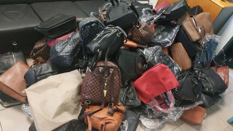 Χιλιάδες προϊόντα «μαϊμού» σε αποθήκη στο κέντρο της Αθήνας