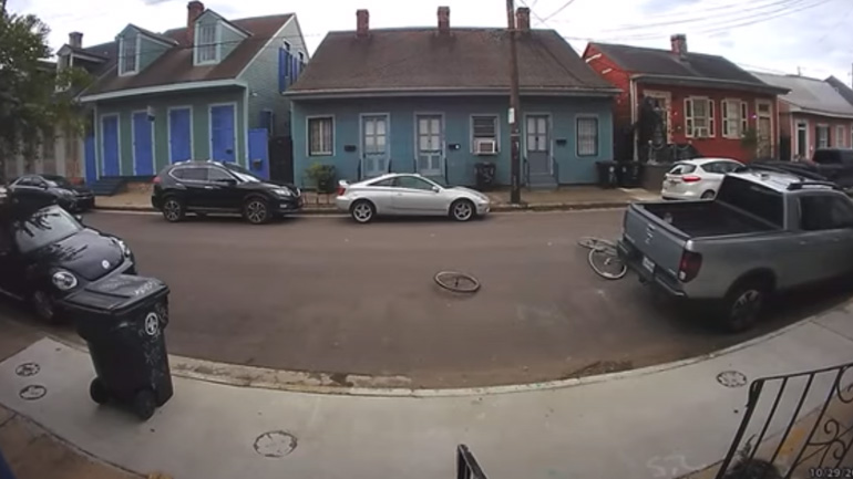 Ποδηλάτης πέφτει πάνω σε σταθμευμένο αυτοκίνητο