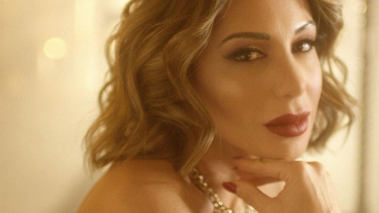 «Πάρε Με Στην Αγκαλιά Σου»: Η Μαρία Καρλάκη ερμηνεύει Αντώνη Βαρδή