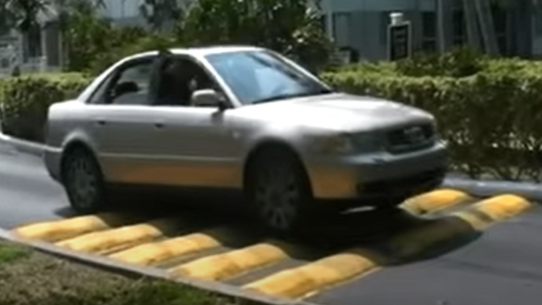 Πολίτες μήνυσαν το Δήμο για αυτά τα σαμαράκια. Πώς θα περάσει ασθενοφόρο;