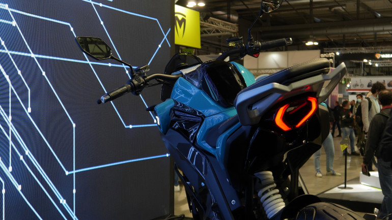 Αρκετά φουτουριστικό το νέο μοντέλο της VMoto.