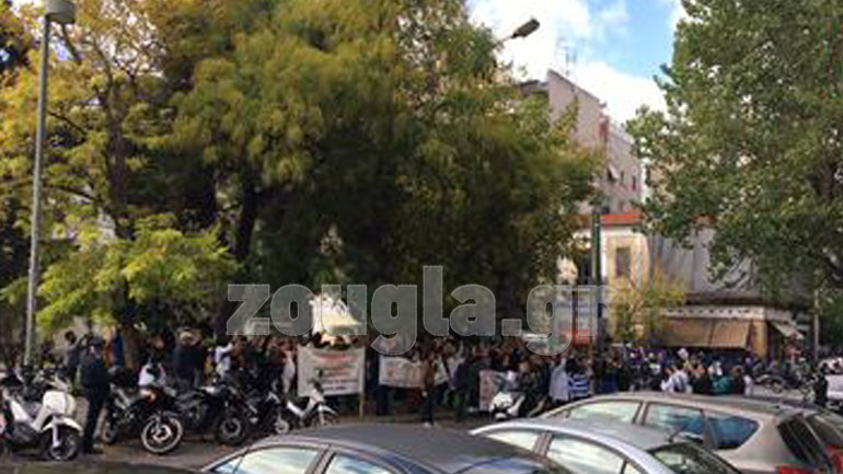 Συγκέντρωση υγειονομικών στην πλατεία Κουμουνδούρου