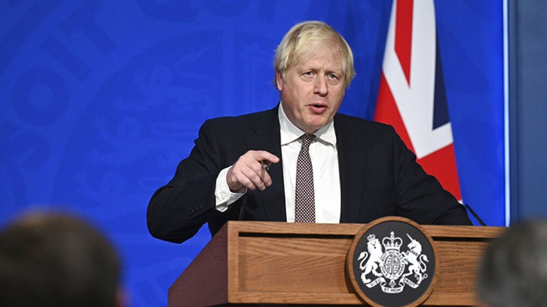 Ο Μπόρις Τζόνσον δεν μετανιώνει για την επιστολή του προς τον Εμανουέλ Μακρόν
