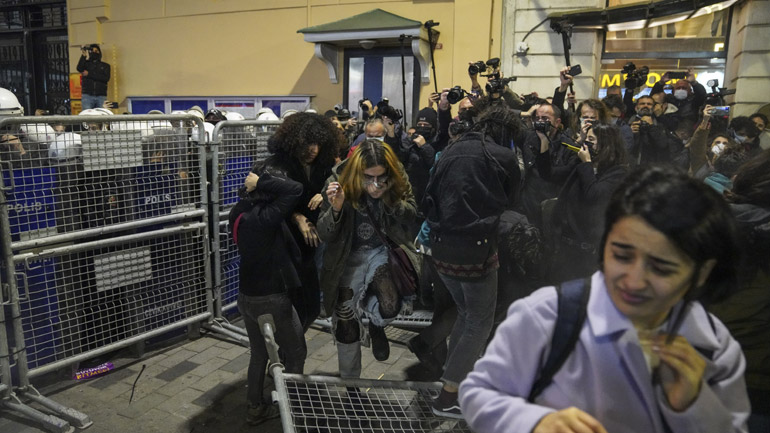 Τουρκία: Δακρυγόνα εναντίον γυναικών που διαδήλωναν στην Κωνσταντινούπολη